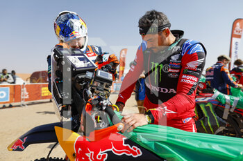 2023-01-12 - WALKNER Matthias (aut), Red Bull KTM Factory Racing, Moto, FIM W2RC, QUINTANILLA Pablo (chl), Monster Energy Honda Team, Honda, Moto, FIM W2RC, Motul, Motul, portrait during the Stage 11 of the Dakar 2023 between Shaybah and Empty Quarter Marathon, on January 12, 2023 in Empty Quarter Marathon, Saudi Arabia - AUTO - DAKAR 2023 - STAGE 11 - RALLY - MOTORS