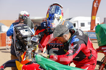 2023-01-12 - WALKNER Matthias (aut), Red Bull KTM Factory Racing, Moto, FIM W2RC, QUINTANILLA Pablo (chl), Monster Energy Honda Team, Honda, Moto, FIM W2RC, Motul, Motul, portrait during the Stage 11 of the Dakar 2023 between Shaybah and Empty Quarter Marathon, on January 12, 2023 in Empty Quarter Marathon, Saudi Arabia - AUTO - DAKAR 2023 - STAGE 11 - GIRO D'ITALIA - CYCLING