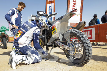 2023-01-12 - HOWES Skyler (usa), Husqvarna Factory Racing, Husqvarna, Moto, FIM W2RC, BENAVIDES Luciano (arg), Husqvarna Factory Racing, Husqvarna, Moto, FIM W2RC, portrait during the Stage 11 of the Dakar 2023 between Shaybah and Empty Quarter Marathon, on January 12, 2023 in Empty Quarter Marathon, Saudi Arabia - AUTO - DAKAR 2023 - STAGE 11 - GIRO D'ITALIA - CYCLING
