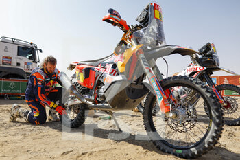 2023-01-12 - PRICE Toby (aus), Red Bull KTM Factory Racing, KTM, Moto, FIM W2RC, portrait during the Stage 11 of the Dakar 2023 between Shaybah and Empty Quarter Marathon, on January 12, 2023 in Empty Quarter Marathon, Saudi Arabia - AUTO - DAKAR 2023 - STAGE 11 - RALLY - MOTORS