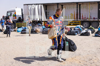 2023-01-12 - PRICE Toby (aus), Red Bull KTM Factory Racing, KTM, Moto, FIM W2RC, portrait during the Stage 11 of the Dakar 2023 between Shaybah and Empty Quarter Marathon, on January 12, 2023 in Empty Quarter Marathon, Saudi Arabia - AUTO - DAKAR 2023 - STAGE 11 - RALLY - MOTORS