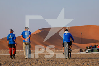 2023-01-12 - ASO staff during the Stage 11 of the Dakar 2023 between Shaybah and Empty Quarter Marathon, on January 12, 2023 in Empty Quarter Marathon, Saudi Arabia - AUTO - DAKAR 2023 - STAGE 11 - GIRO D'ITALIA - CYCLING