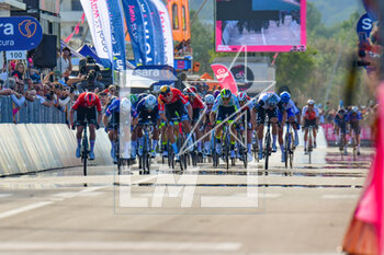 2023-05-07 - 100m to finish line - Tappa 2 Giro d'Italia - 2 STAGE - TERAMO - SAN SALVO - GIRO D'ITALIA - CYCLING