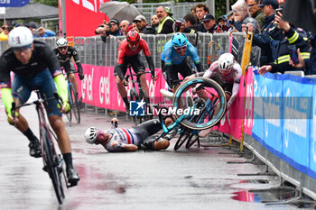 2023-05-10 - accident Cyclists after the finish line - 5 STAGE - ATRIPALDA - SALERNO - GIRO D'ITALIA - CYCLING