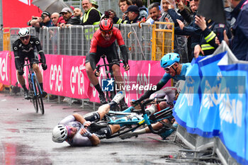 2023-05-10 - accident Cyclists after the finish line - 5 STAGE - ATRIPALDA - SALERNO - GIRO D'ITALIA - CYCLING