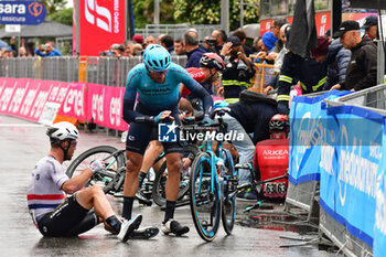 2023-05-10 - Cyclists fallen after the finish line - 5 STAGE - ATRIPALDA - SALERNO - GIRO D'ITALIA - CYCLING