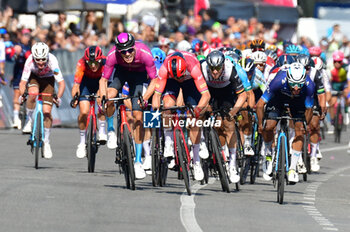 2023-05-11 - 50m to finish line - Stage 6 Giro d'Italia 2023 - 6 STAGE - NAPOLI - NAPOLI - GIRO D'ITALIA - CYCLING