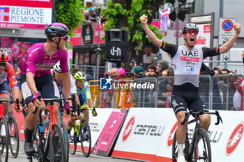 2023-05-17 - Exultation Jonathan Milan (Maglia Ciclamino) and Acremann (Winner of Stage 11) - 11 STAGE - CAMAIORE - TORTONA - GIRO D'ITALIA - CYCLING