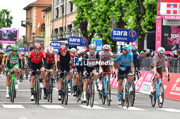 2023-05-17 - group arrive to stage 11 - Giro d'Italia 2023 - 11 STAGE - CAMAIORE - TORTONA - GIRO D'ITALIA - CYCLING