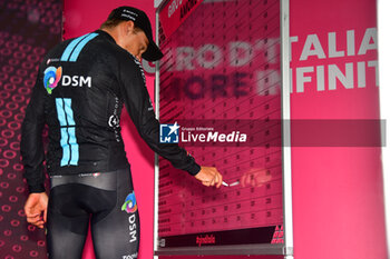 2023-05-19 - Team DSM on the signature podium - Stage 13 - Giro d'Italia 2023 - 13 STAGE - BORGOFRANCO D'IVREA - CRANS MONTANA - GIRO D'ITALIA - CYCLING