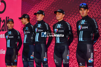 2023-05-19 - Team DSM on the signature podium - Stage 13 - Giro d'Italia 2023 - 13 STAGE - BORGOFRANCO D'IVREA - CRANS MONTANA - GIRO D'ITALIA - CYCLING