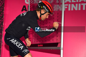 2023-05-19 - Team Arkea Samsic on the signature podium - Stage 13 - Giro d'Italia 2023 - 13 STAGE - BORGOFRANCO D'IVREA - CRANS MONTANA - GIRO D'ITALIA - CYCLING