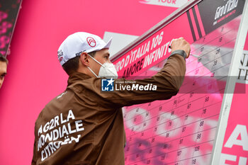 2023-05-19 - AG2R Citroen Team on the signature podium - Stage 13 - Giro d'Italia 2023 - 13 STAGE - BORGOFRANCO D'IVREA - CRANS MONTANA - GIRO D'ITALIA - CYCLING