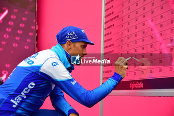 2023-05-19 - Team Jayco Alula on the signature podium - Stage 13 - Giro d'Italia 2023 - 13 STAGE - BORGOFRANCO D'IVREA - CRANS MONTANA - GIRO D'ITALIA - CYCLING