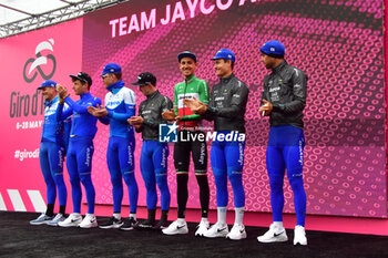 2023-05-19 - Team Jayco Alula on the signature podium - Stage 13 - Giro d'Italia 2023 - 13 STAGE - BORGOFRANCO D'IVREA - CRANS MONTANA - GIRO D'ITALIA - CYCLING