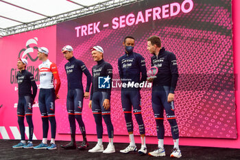 2023-05-19 - Trek-Segafredo on the signature podium - Stage 13 - Giro d'Italia 2023 - 13 STAGE - BORGOFRANCO D'IVREA - CRANS MONTANA - GIRO D'ITALIA - CYCLING