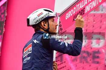 2023-05-19 - Soudal Quick-Step on the signature podium - Stage 13 - Giro d'Italia 2023 - 13 STAGE - BORGOFRANCO D'IVREA - CRANS MONTANA - GIRO D'ITALIA - CYCLING