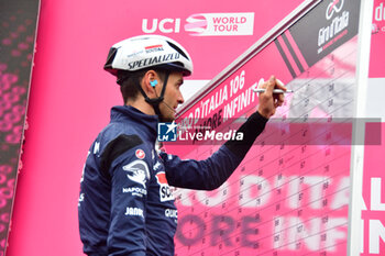 2023-05-19 - Soudal Quick-Step on the signature podium - Stage 13 - Giro d'Italia 2023 - 13 STAGE - BORGOFRANCO D'IVREA - CRANS MONTANA - GIRO D'ITALIA - CYCLING