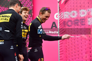 2023-05-19 - Jumbo Visma on the signature podium - Stage 13 - Giro d'Italia 2023 - 13 STAGE - BORGOFRANCO D'IVREA - CRANS MONTANA - GIRO D'ITALIA - CYCLING