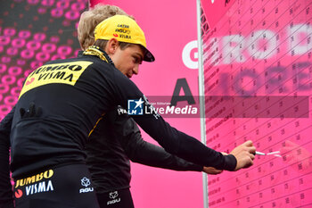 2023-05-19 - Jumbo Visma on the signature podium - Stage 13 - Giro d'Italia 2023 - 13 STAGE - BORGOFRANCO D'IVREA - CRANS MONTANA - GIRO D'ITALIA - CYCLING