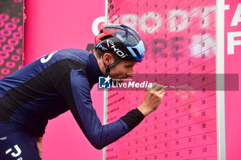 2023-05-19 - Israel-Premier Tech on the signature podium - Stage 13 - Giro d'Italia 2023 - 13 STAGE - BORGOFRANCO D'IVREA - CRANS MONTANA - GIRO D'ITALIA - CYCLING