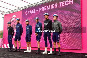 2023-05-19 - Israel-Premier Tech on the signature podium - Stage 13 - Giro d'Italia 2023 - 13 STAGE - BORGOFRANCO D'IVREA - CRANS MONTANA - GIRO D'ITALIA - CYCLING