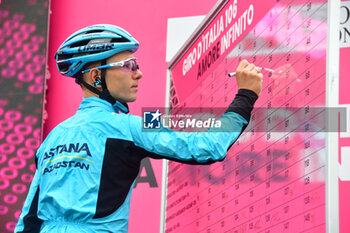 2023-05-19 - Astana Qazaqstan Team on the signature podium - Stage 13 - Giro d'Italia 2023 - 13 STAGE - BORGOFRANCO D'IVREA - CRANS MONTANA - GIRO D'ITALIA - CYCLING