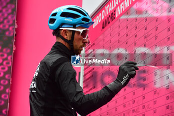 2023-05-19 - Eolo-Kometa Cycling Team on the signature podium - Stage 13 - Giro d'Italia 2023 - 13 STAGE - BORGOFRANCO D'IVREA - CRANS MONTANA - GIRO D'ITALIA - CYCLING