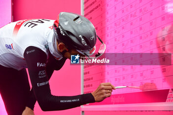 2023-05-19 - UAE Team Emirates on the signature podium - Stage 13 - Giro d'Italia 2023 - 13 STAGE - BORGOFRANCO D'IVREA - CRANS MONTANA - GIRO D'ITALIA - CYCLING