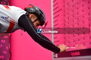 2023-05-19 - UAE Team Emirates on the signature podium - Stage 13 - Giro d'Italia 2023 - 13 STAGE - BORGOFRANCO D'IVREA - CRANS MONTANA - GIRO D'ITALIA - CYCLING