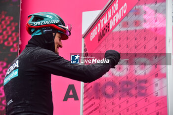 2023-05-19 - Bora-Hansgrohe on the signature podium - Stage 13 - Giro d'Italia 2023 - 13 STAGE - BORGOFRANCO D'IVREA - CRANS MONTANA - GIRO D'ITALIA - CYCLING