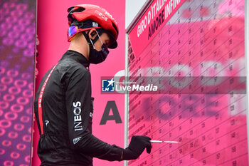 2023-05-19 - Ineos Grenadiers on the signature podium - Stage 13 - Giro d'Italia 2023 - 13 STAGE - BORGOFRANCO D'IVREA - CRANS MONTANA - GIRO D'ITALIA - CYCLING