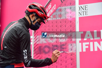 2023-05-19 - Ineos Grenadiers on the signature podium - Stage 13 - Giro d'Italia 2023 - 13 STAGE - BORGOFRANCO D'IVREA - CRANS MONTANA - GIRO D'ITALIA - CYCLING