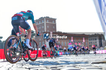 2023-05-28 - Group in the Rome City - Stage 21 Giro d'Italia 2023 - 21 STAGE - ROMA - ROMA - GIRO D'ITALIA - CYCLING