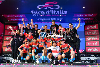 2023-05-28 - Bahrain Victorius win the Super Team Award in Giro d'Italia 2023 - 21 STAGE - ROMA - ROMA - GIRO D'ITALIA - CYCLING