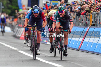 2023-05-20 - Derek Gee (Israel) and Nico Denz (Bora) figth to podium - Stage 14 Giro d'Italia 2023 - 14 STAGE - SIERRE - CASSANO MAGNAGO - GIRO D'ITALIA - CYCLING