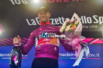 2023-05-20 - Jonathan Milan - Maglia Ciclamino - Stage 14 Giro d'Italia 2023 - 14 STAGE - SIERRE - CASSANO MAGNAGO - GIRO D'ITALIA - CYCLING