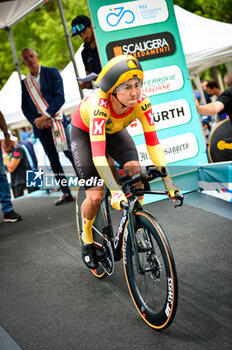 2023-06-30 - KOSTER Anouska (NED). - Team UNO-X PRO CYCLING TEAM. - Giro d'Italia Women 2023. First stage in Chianciano Terme. Time trial. Start of the stage. Sponsor Scaligera Arredamenti, Ferrovie Italiane, Wurth, Il Messaggero, - STAGE 1 - WOMEN'S GIRO D'ITALIA - GIRO D'ITALIA - CYCLING