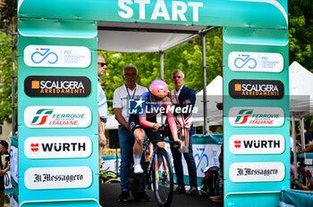 2023-06-30 - CONSONNI Chiara (ITA) -UAE TEAM ADQ - Giro d'Italia Women 2023. First stage in Chianciano Terme. Time trial. Start of the stage.Sponsor Scaligera Arredamenti, Ferrovie Italiane, Wurth, Il Messaggero, - STAGE 1 - WOMEN'S GIRO D'ITALIA - GIRO D'ITALIA - CYCLING