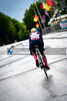 2023-06-30 - DYGERT Chloe (USA) - Team CANYON//SRAM RACING - The American Champion USA at Giro d'Italia Women 2023. First stage in Chianciano Terme. Time trial. Start of the stage - STAGE 1 - WOMEN'S GIRO D'ITALIA - GIRO D'ITALIA - CYCLING