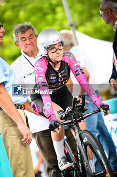 2023-06-30 - VITILLO Matilde (ITA) Team BEPINK - GOLD - Giro d'Italia Women 2023. First stage in Chianciano Terme. Time trial. Start of the stage - STAGE 1 - WOMEN'S GIRO D'ITALIA - GIRO D'ITALIA - CYCLING