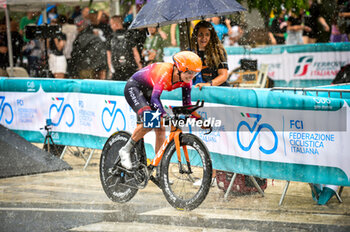 2023-06-30 - BUIJSMAN Nina (NED) - Team HEALTH - Giro d'Italia Women 2023. First stage in Chianciano Terme. Time trial. Start of the stage - Rain. Sponsor FCI Federazione Ciclistica Italiana. - STAGE 1 - WOMEN'S GIRO D'ITALIA - GIRO D'ITALIA - CYCLING