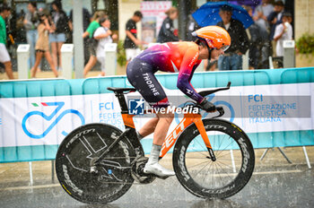 2023-06-30 - BUIJSMAN Nina (NED) - Team HEALTH - Giro d'Italia Women 2023. First stage in Chianciano Terme. Time trial. Start of the stage - Rain.Sponsor FCI Federazione Ciclistica Italiana. - STAGE 1 - WOMEN'S GIRO D'ITALIA - GIRO D'ITALIA - CYCLING