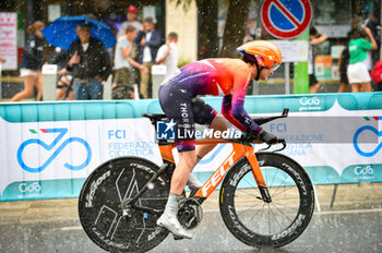 2023-06-30 - BUIJSMAN Nina (NED) - Team HEALTH - Giro d'Italia Women 2023. First stage in Chianciano Terme. Time trial. Start of the stage - Rain.Sponsor FCI Federazione Ciclistica Italiana. - STAGE 1 - WOMEN'S GIRO D'ITALIA - GIRO D'ITALIA - CYCLING