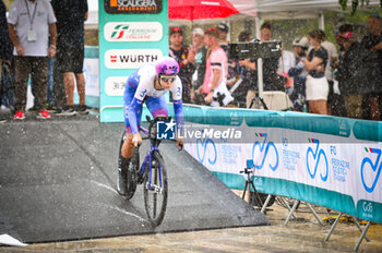 2023-06-30 - BAKER Georgia (AUS) - TEAM JAYCO ALULA - Giro d'Italia Women 2023. First stage in Chianciano Terme. Time trial. Start of the stage - Rain.Sponsor FCI Federazione Ciclistica Italiana. - STAGE 1 - WOMEN'S GIRO D'ITALIA - GIRO D'ITALIA - CYCLING