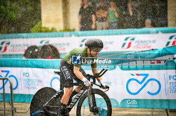 2023-06-30 - MARTINS Maria (POR) - Team FENIX-DECEUNINCK - Giro d'Italia Women 2023. First stage in Chianciano Terme. Time trial. Start of the stage - Rain.Sponsor FCI Federazione Ciclistica Italiana. - STAGE 1 - WOMEN'S GIRO D'ITALIA - GIRO D'ITALIA - CYCLING