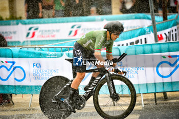 2023-06-30 - MARTINS Maria (POR) - Team FENIX-DECEUNINCK - Giro d'Italia Women 2023. First stage in Chianciano Terme. Time trial. Start of the stage - Rain.Sponsor FCI Federazione Ciclistica Italiana. - STAGE 1 - WOMEN'S GIRO D'ITALIA - GIRO D'ITALIA - CYCLING