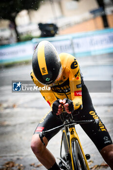 2023-06-30 - Athlet of Jumbo Visma under rain - Giro d'Italia Women - Chianciano Terme - STAGE 1 - WOMEN'S GIRO D'ITALIA - GIRO D'ITALIA - CYCLING