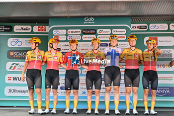 2023-07-07 - team Uno-X Pro Cycling Team (NOR) - GIRO D'ITALIA WOMEN - STAGE 7 - ALBENGA-ALASSIO - GIRO D'ITALIA - CYCLING