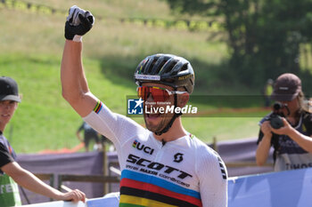 2023-07-02 - Nino Schurter (SUI) celebrates the victory of XCO Elite Men race, at UCI MTB World Series 2023, Val di Sole stage on July 02, 2023 in Val di Sole, Trento, Italy. - UCI MTB WORLD CUP - XCO ELITE MEN RACE - MTB - MOUNTAIN BIKE - CYCLING